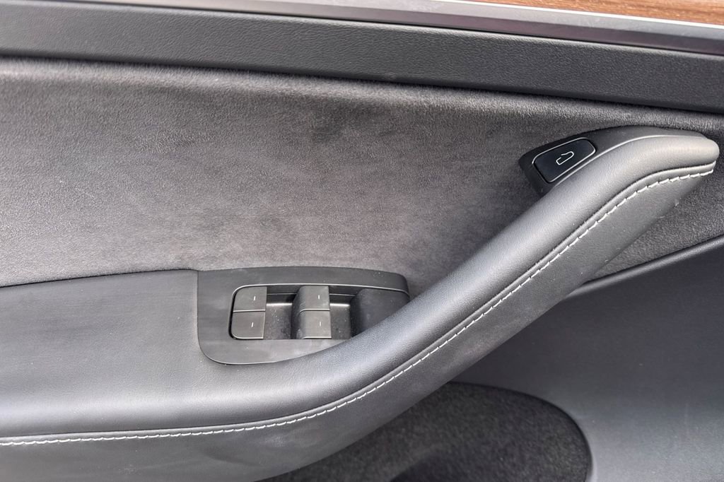 Used 2024 Tesla Model Y 2WD image 14