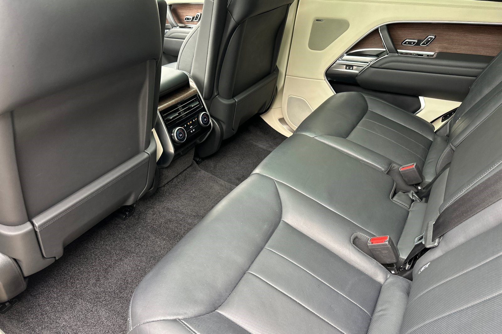 Used 2023 Land Rover Range Rover Long Wheelbase SE image 26