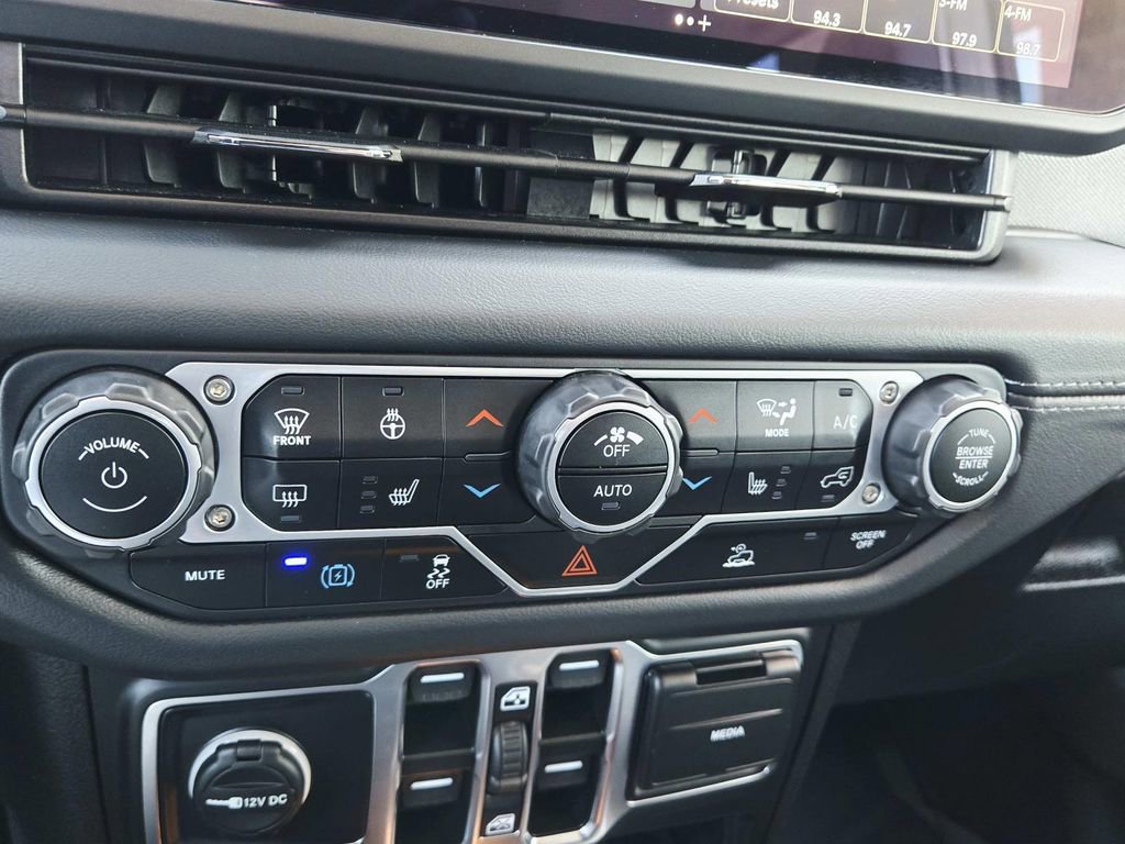 Used 2025 Jeep Wrangler Unlimited Sahara image 29