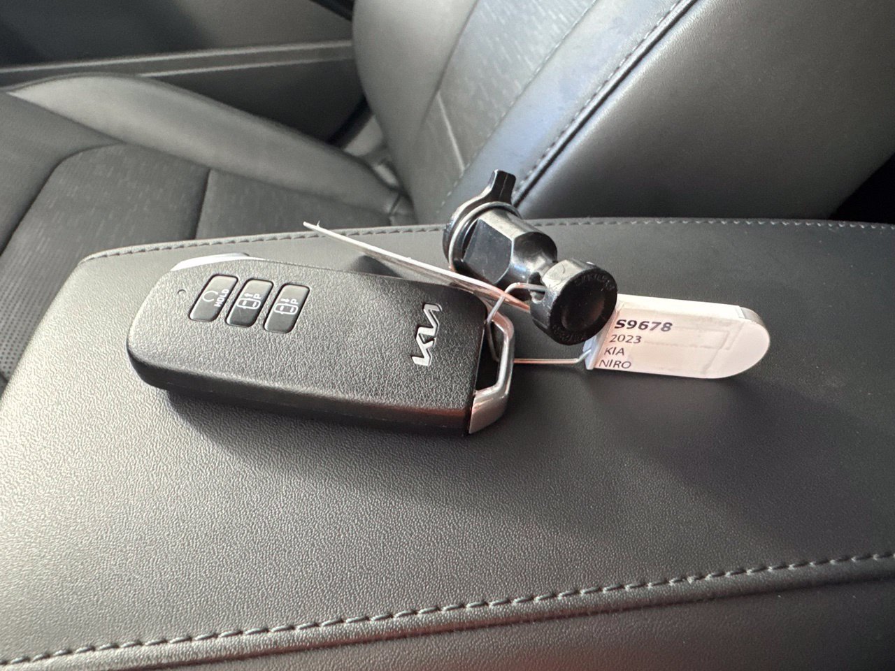 Used 2023 Kia Niro Wave w/ Wave Preserve Package FWD image 2