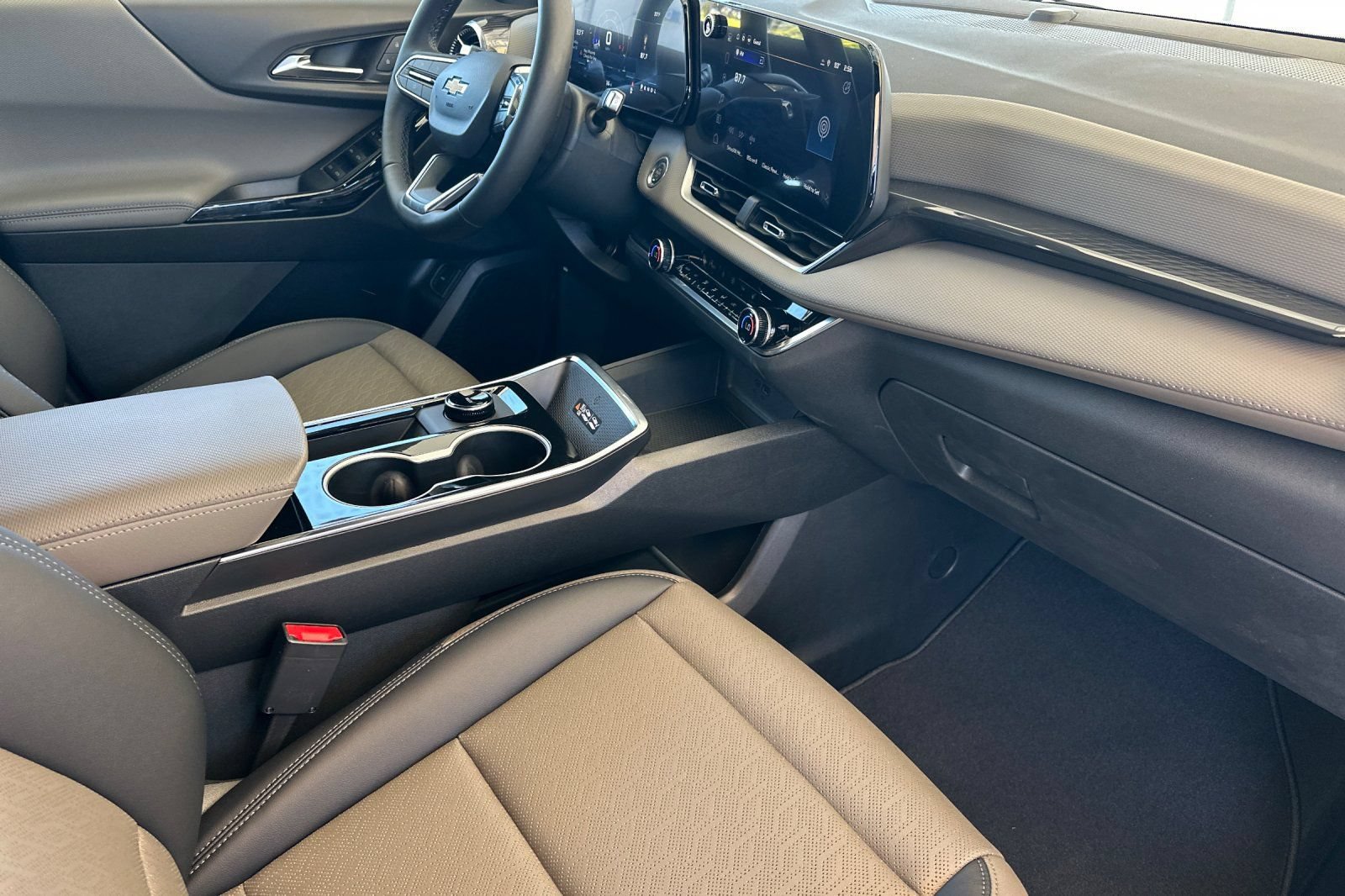 New 2026 Chevrolet Equinox LT w/ Convenience Package II FWD image 17