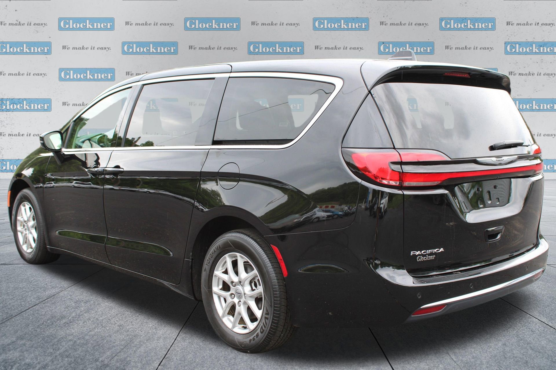 Used 2024 Chrysler Pacifica Touring-L FWD image 8
