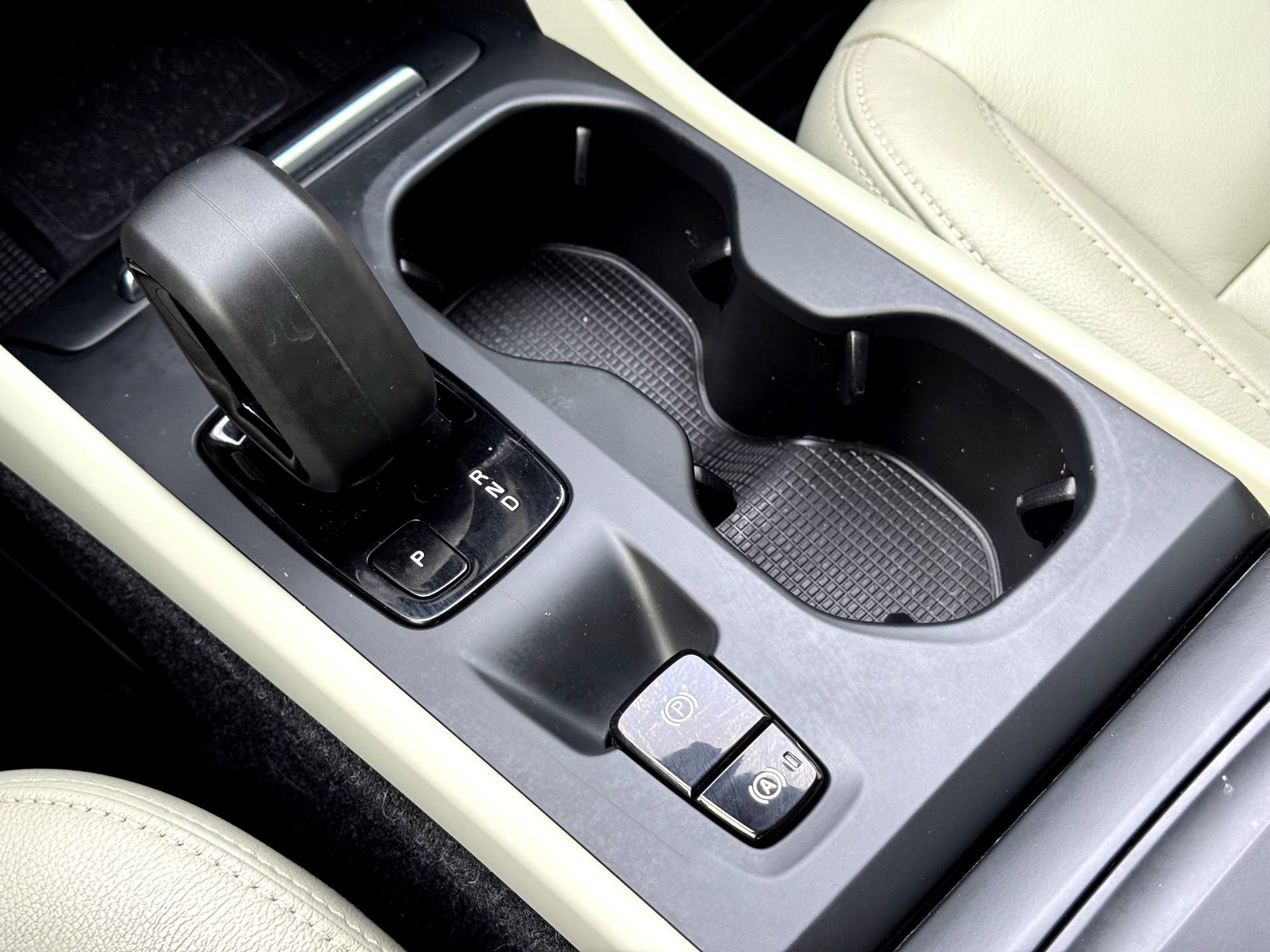 Used 2022 Volvo XC40 T5 Momentum w/ Premium Package image 25