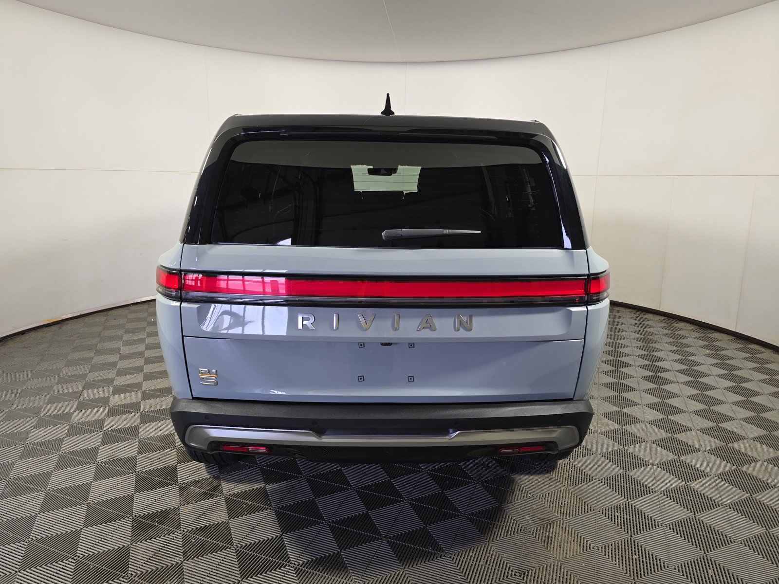 Used 2024 Rivian R1S Adventure AWD/4WD image 4