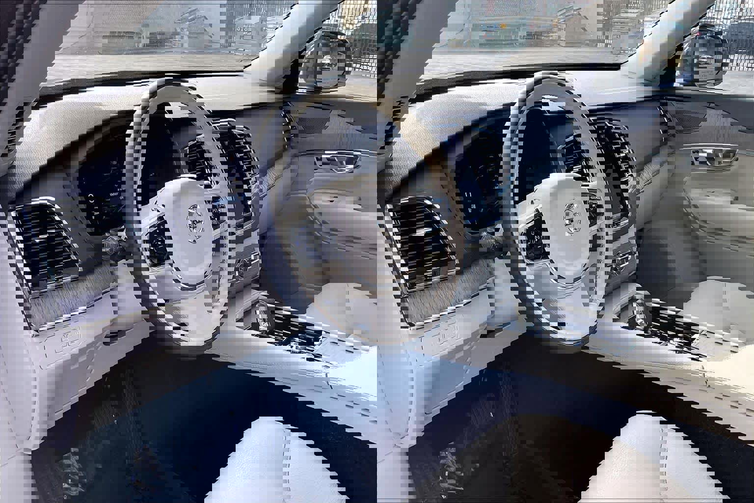 Used 2023 Volvo XC90 T8 Plus w/ Protection Package Premier image 17