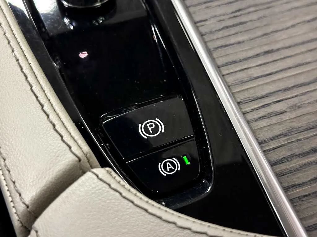 Used 2023 Volvo XC90 B6 Plus AWD/4WD image 35