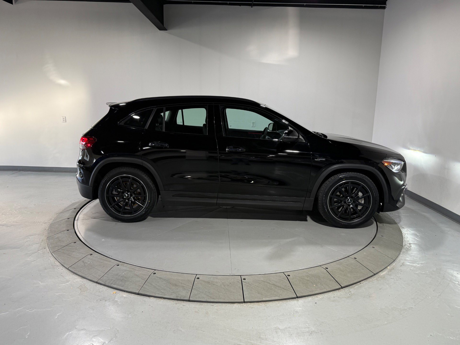 Used 2022 Mercedes-Benz GLA 35 AMG 4MATIC w/ Premium Package Lite image 18