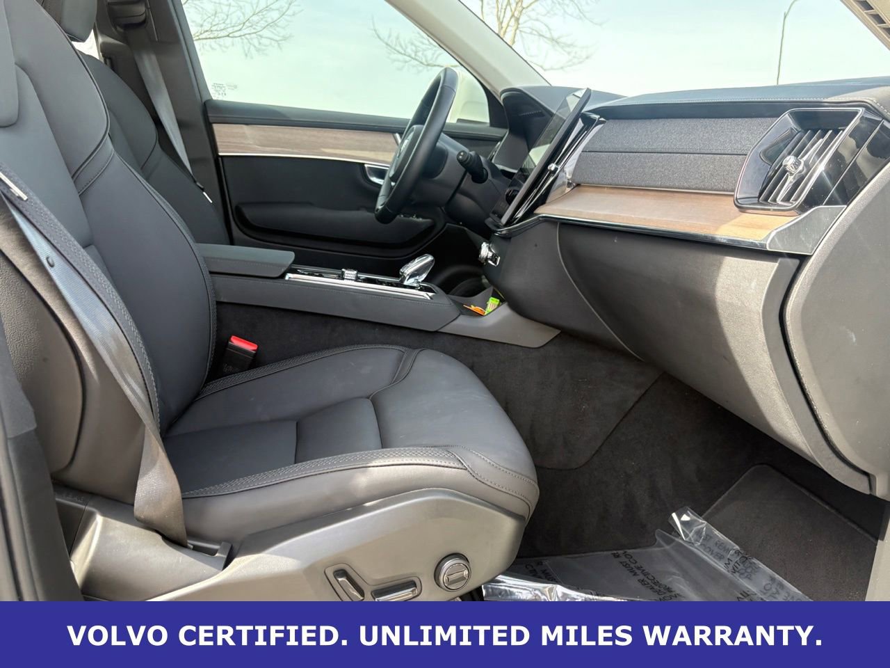 Certified 2025 Volvo XC90 B6 Plus image 37