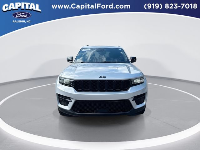 Used 2022 Jeep Grand Cherokee Altitude RWD image 3