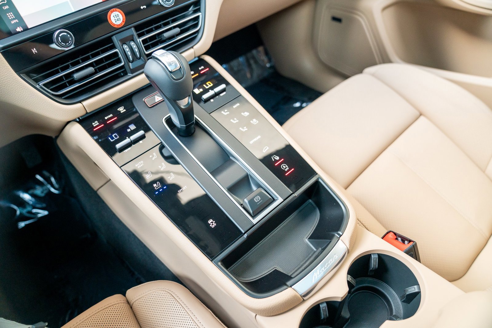 Certified 2025 Porsche Macan image 17