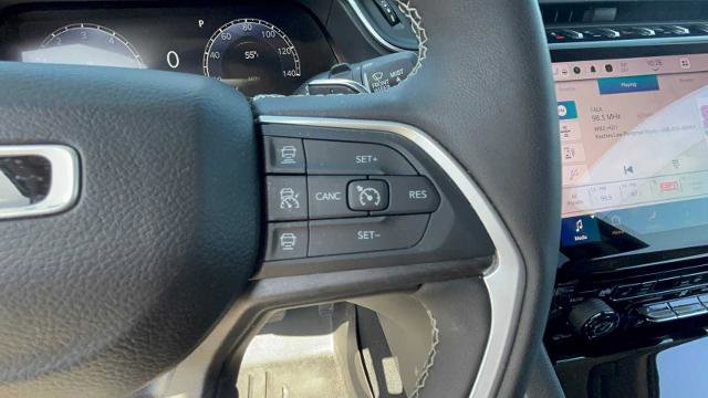 Used 2023 Jeep Grand Cherokee Limited w/ Black Appearance Package AWD/4WD image 15