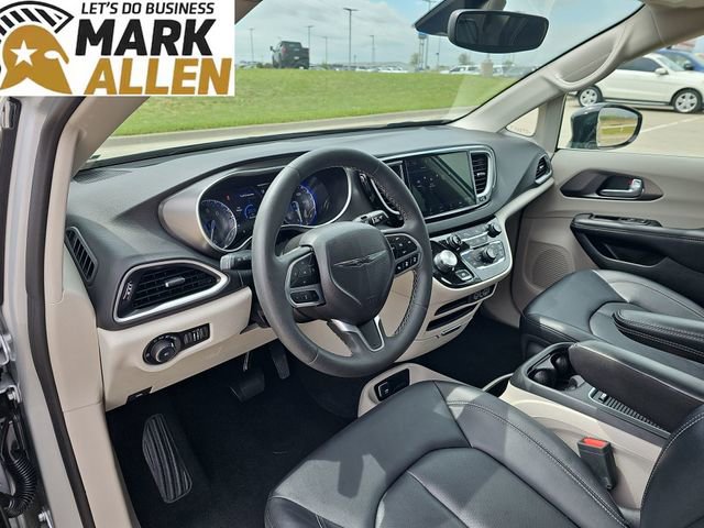Used 2024 Chrysler Pacifica Touring-L FWD image 10