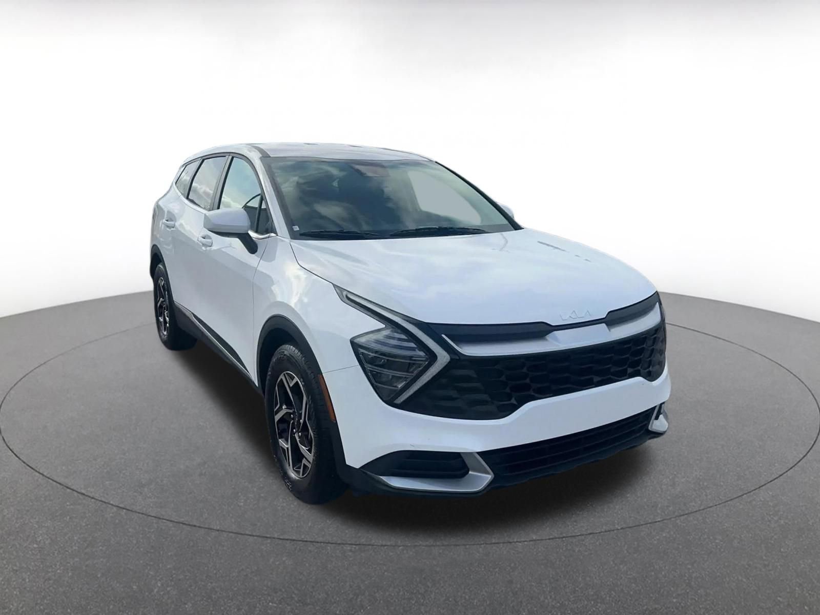 Used 2025 Kia Sportage LX image 3