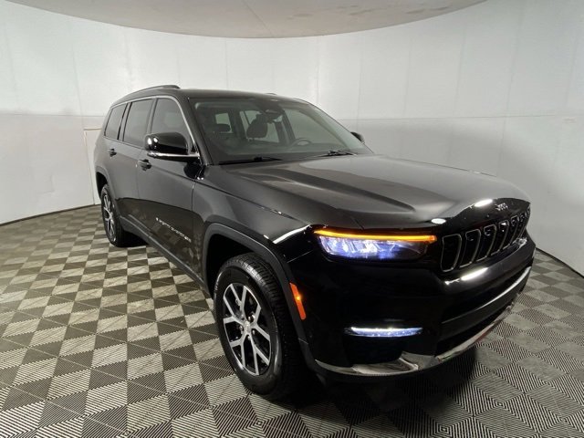 Used 2023 Jeep Grand Cherokee L Limited w/ Luxury Tech Group II image 3