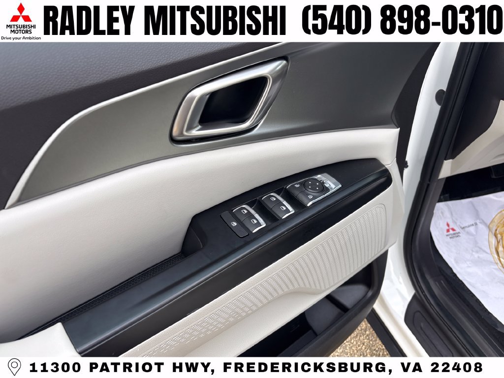 Used 2023 Kia Carnival LX FWD image 5