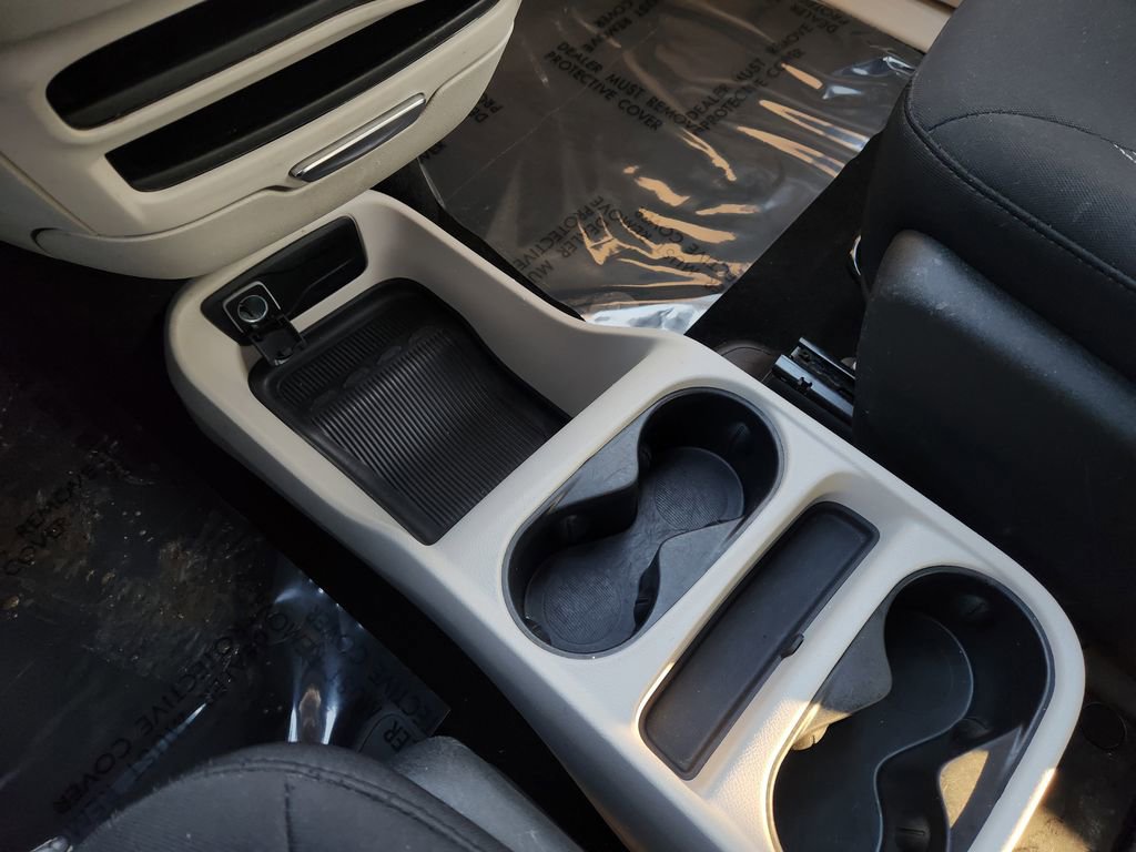 Used 2023 Chrysler Voyager LX image 21