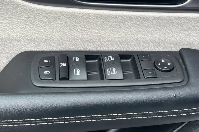 Used 2023 Chrysler Pacifica Touring-L AWD/4WD image 12