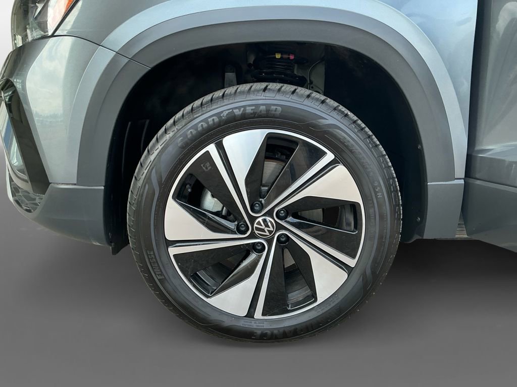 Used 2023 Volkswagen Taos SE w/ Panoramic Sunroof Package image 14