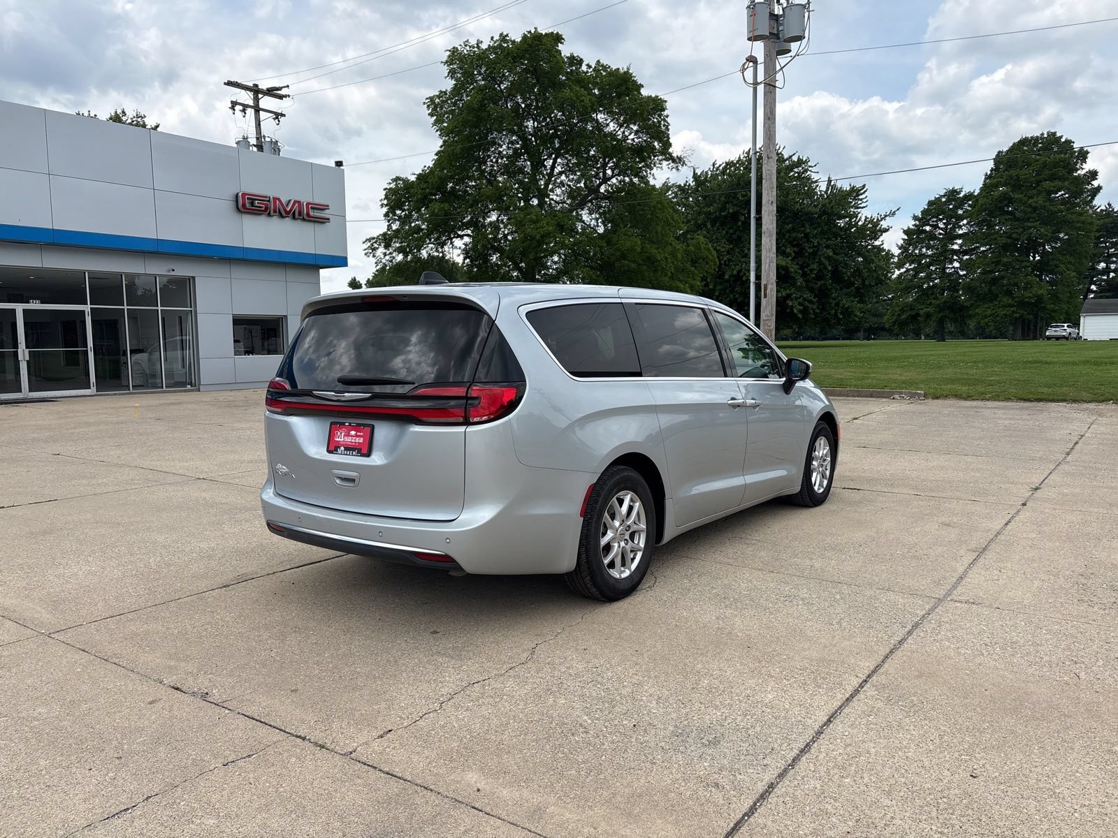 Used 2023 Chrysler Pacifica Touring-L FWD image 3