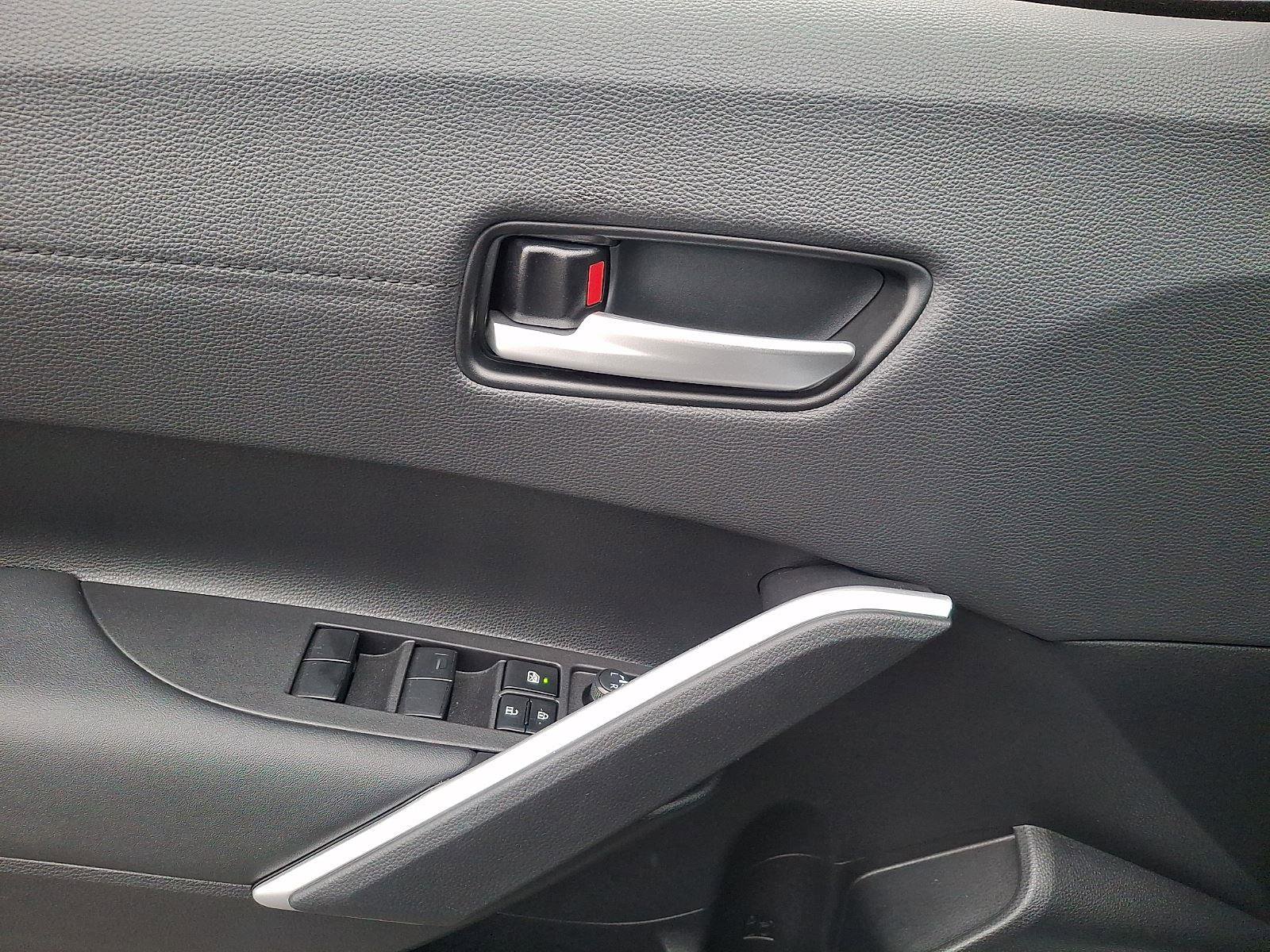 Used 2022 Toyota Corolla Cross XLE w/ Convenience Package image 12