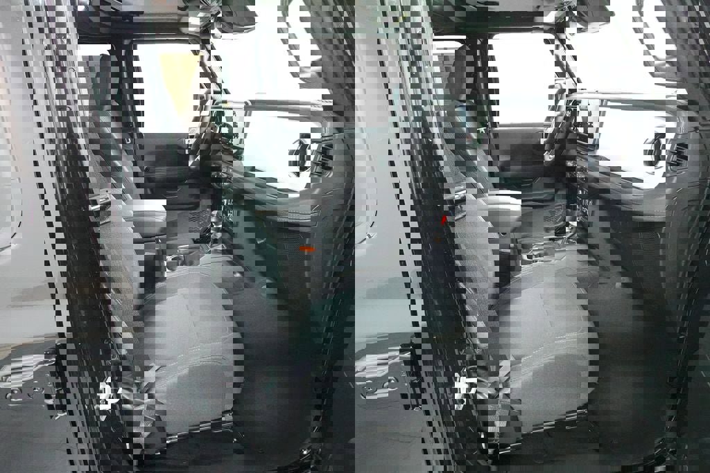 Used 2025 Jeep Wrangler Unlimited Sahara image 30