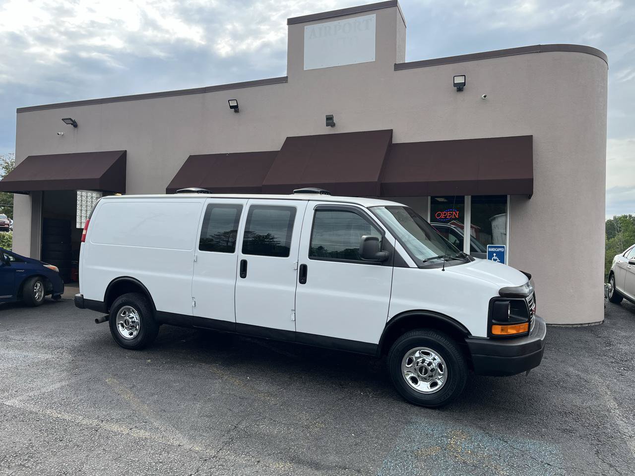 Used 2008 GMC Savana 3500 Extended RWD image 2