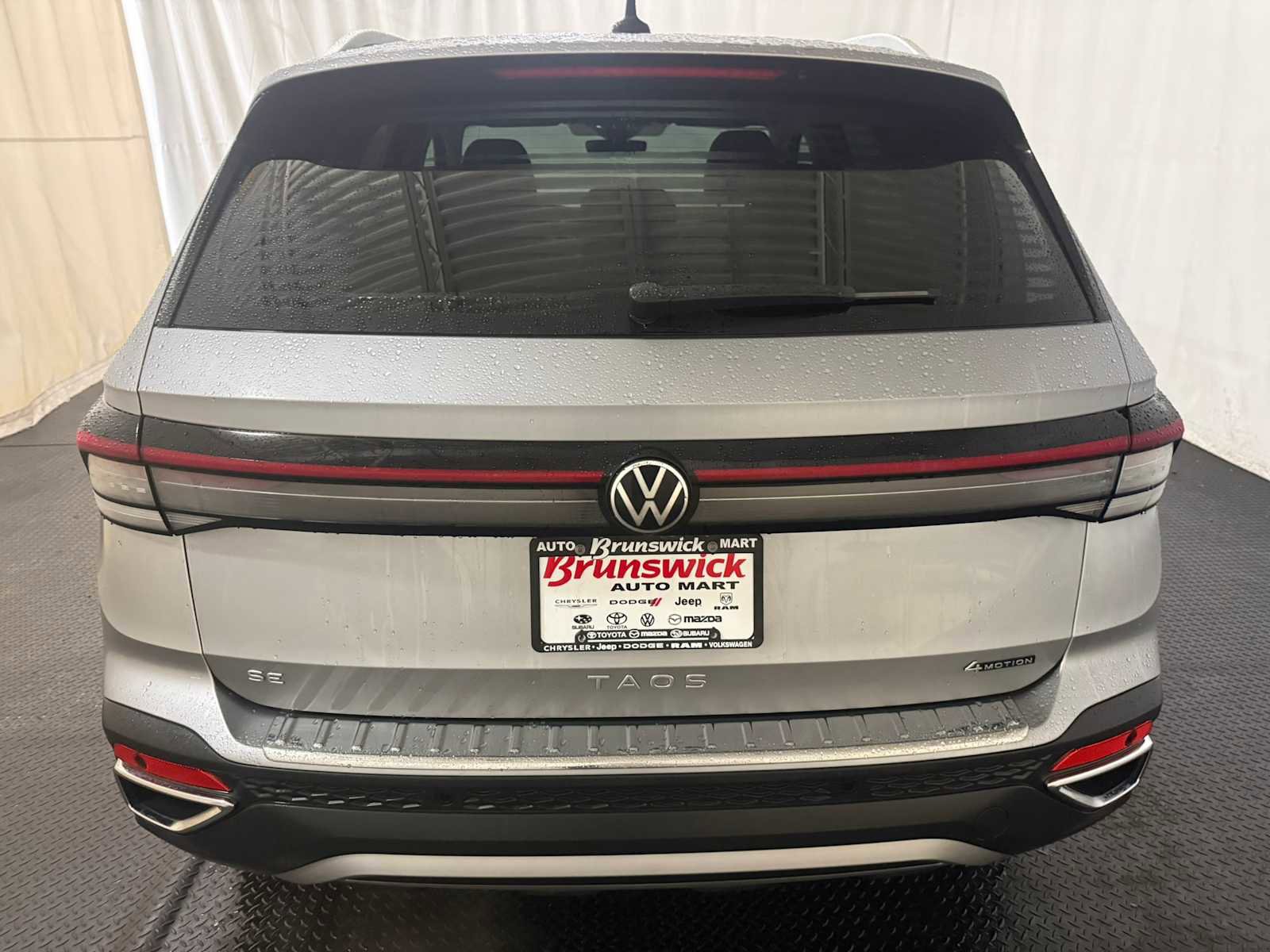 Certified 2025 Volkswagen Taos SE w/ Panoramic Sunroof Package image 16