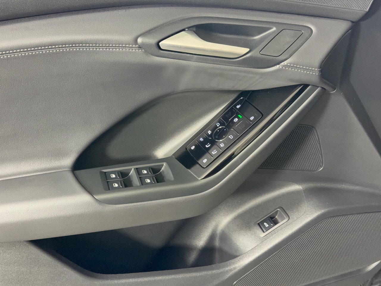 Certified 2025 Audi Q6 e-tron Premium w/ Convenience Package RWD image 15