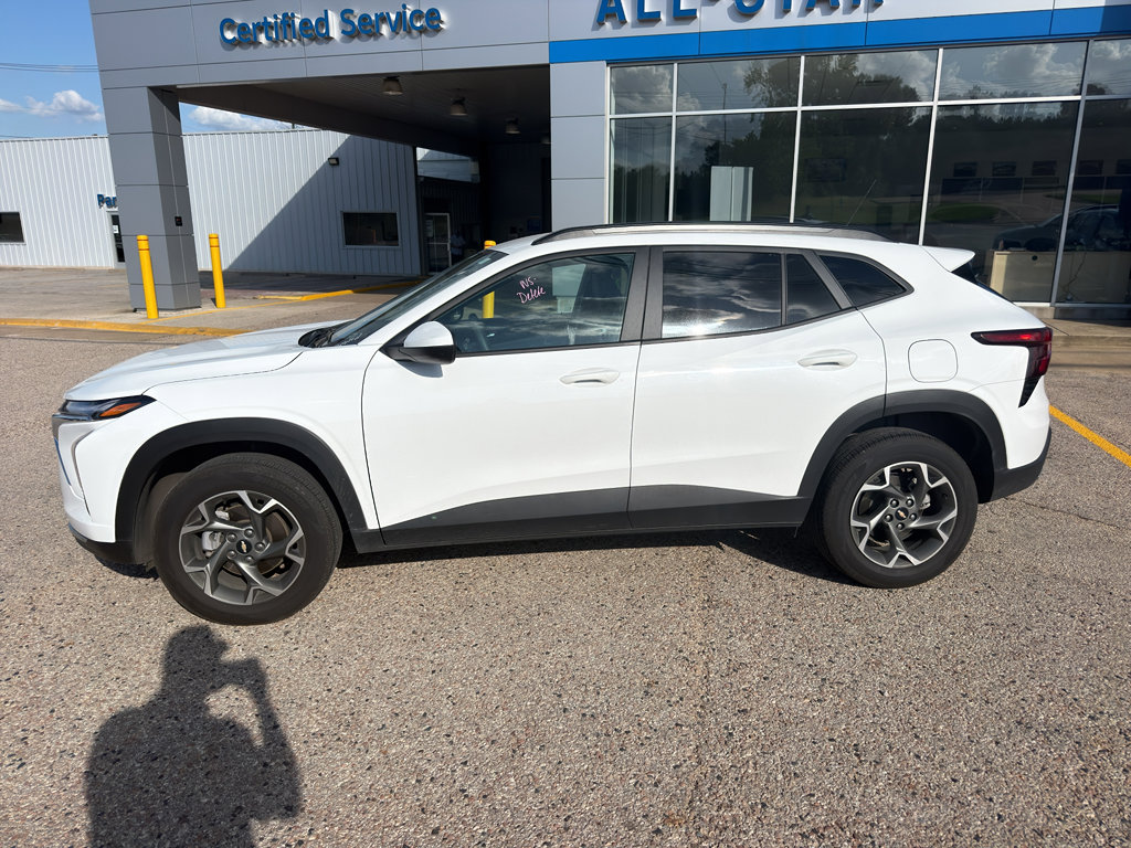 Used 2025 Chevrolet Trax LT FWD image 2