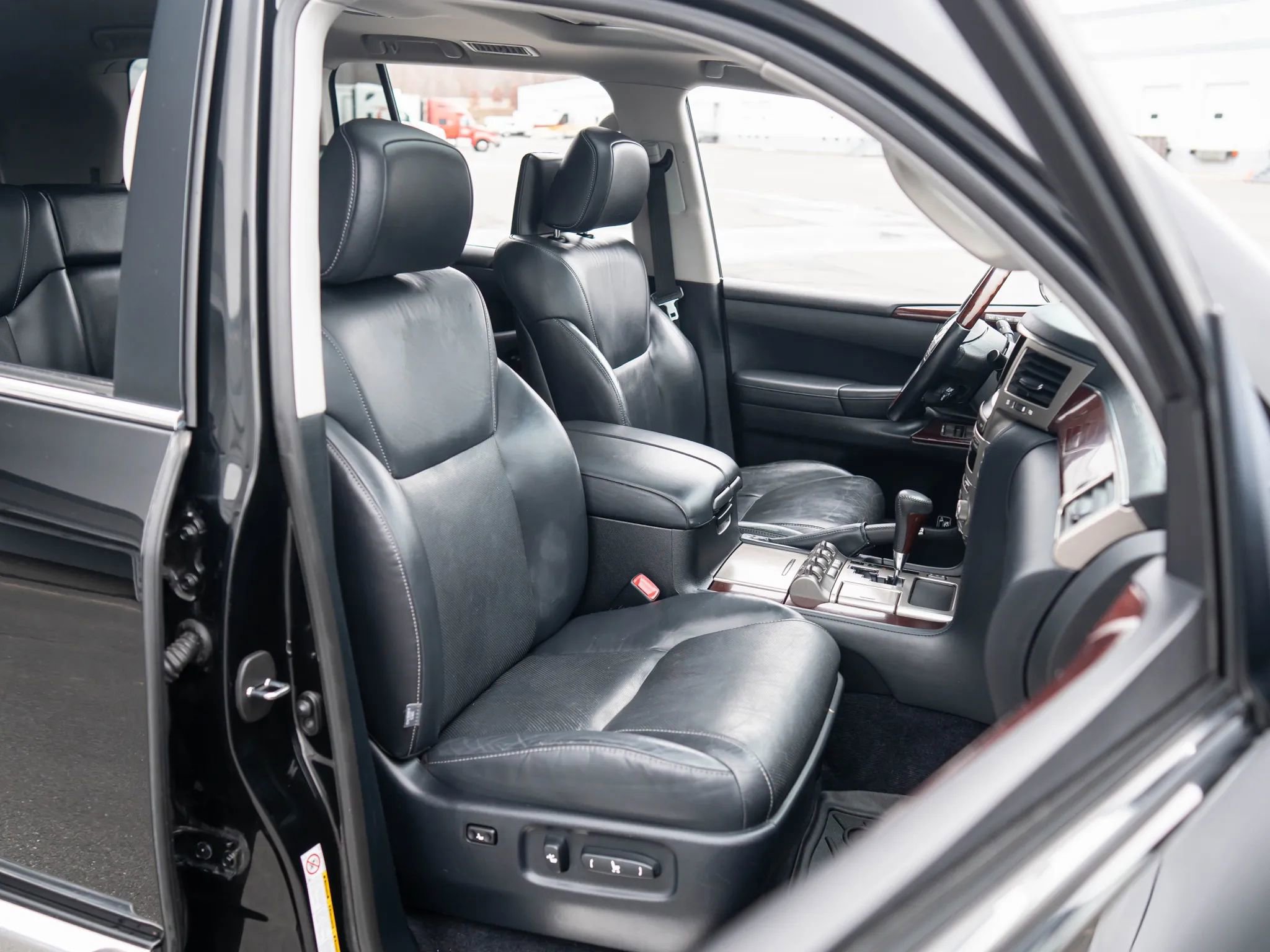 Used 2015 Lexus LX 570 4WD image 19