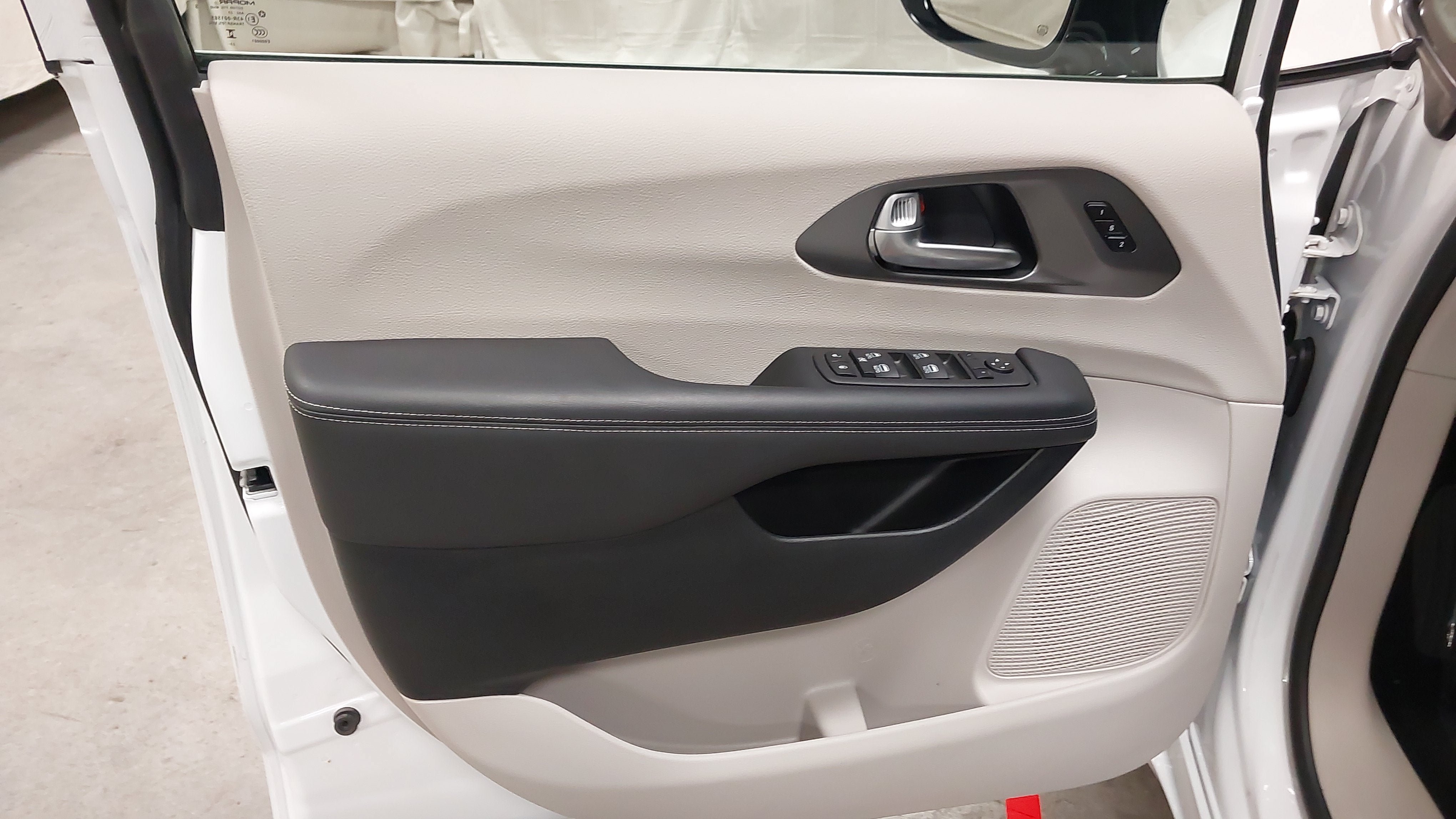 Used 2024 Chrysler Pacifica Touring-L w/ Uconnect Theater Family Group FWD image 24