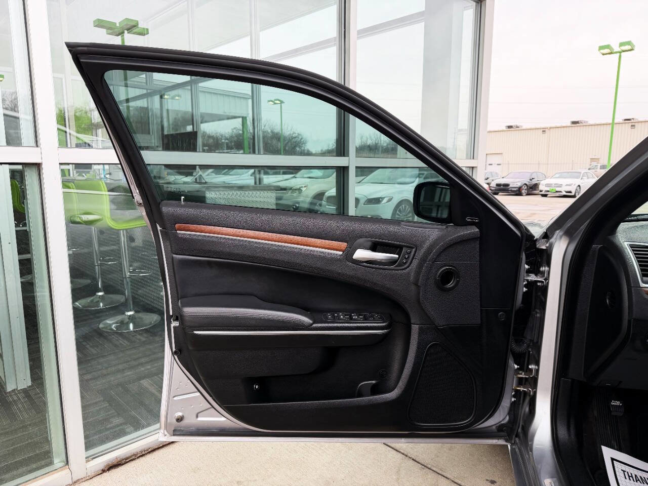 Used 2017 Chrysler 300 C Platinum image 47