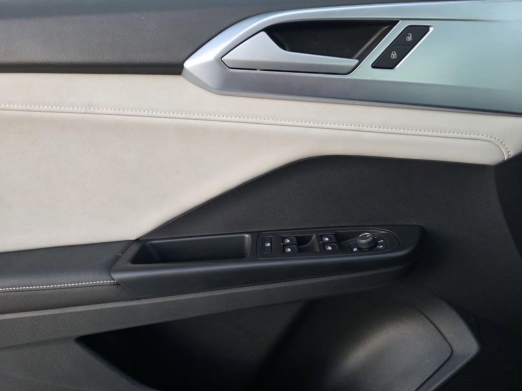 Used 2025 Volkswagen Taos SE image 17