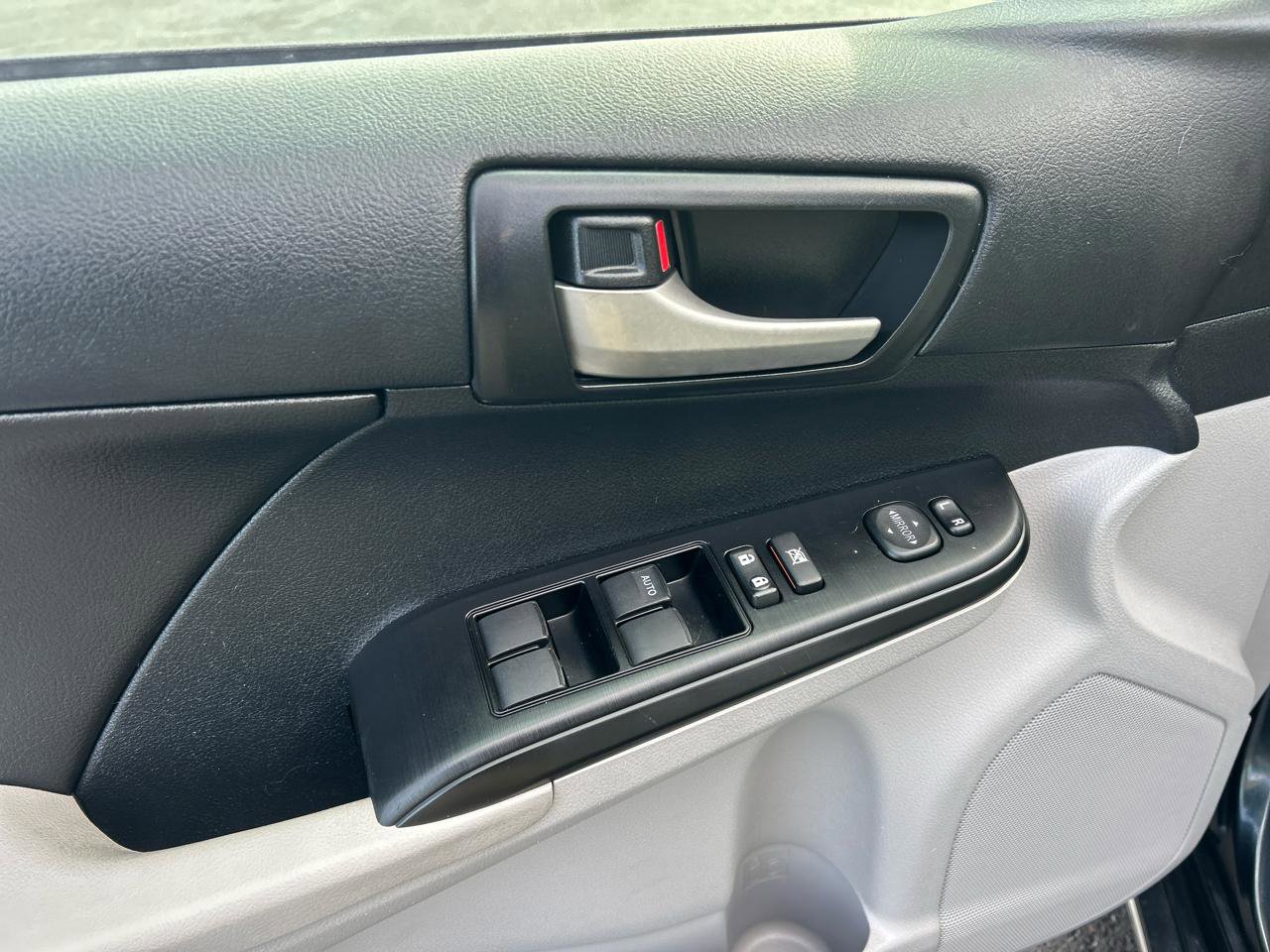 Used 2013 Toyota Camry XLE image 12