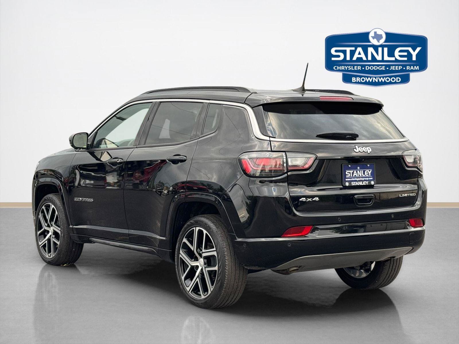 Used 2024 Jeep Compass Limited w/ Elite Group AWD/4WD image 5