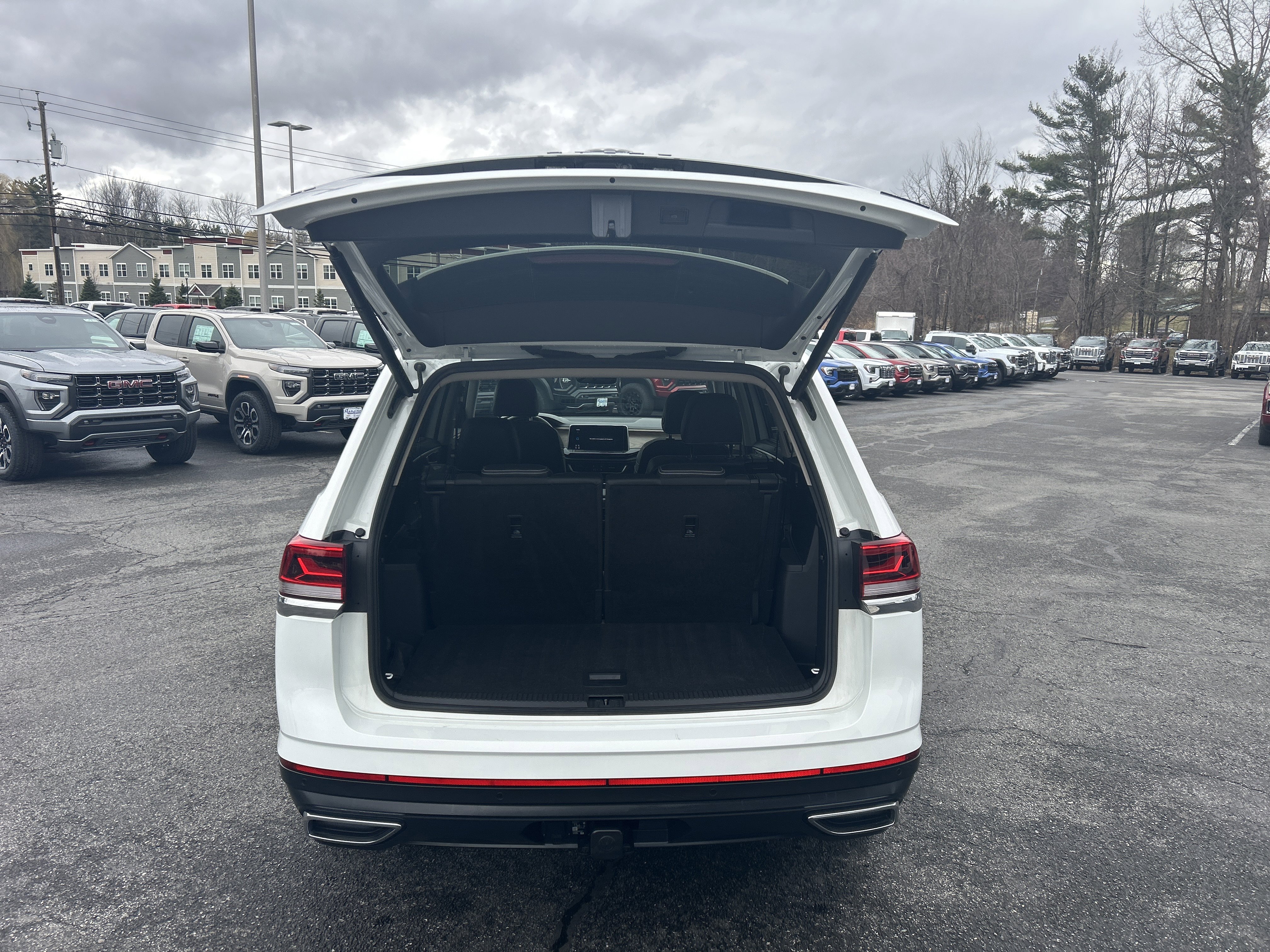 Used 2025 Volkswagen Atlas SE image 9