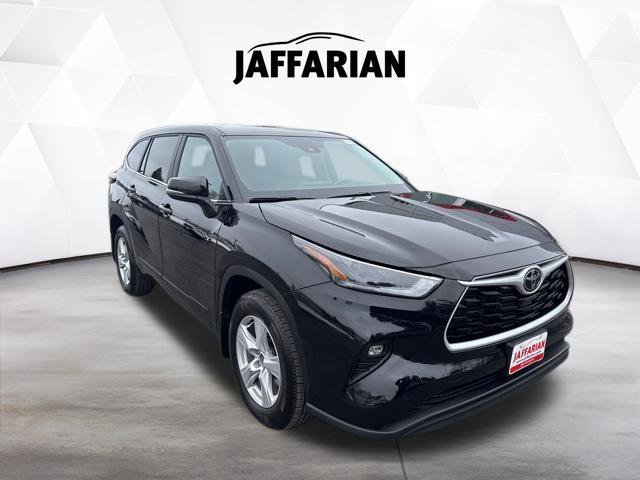 Certified 2025 Toyota Highlander LE image 1