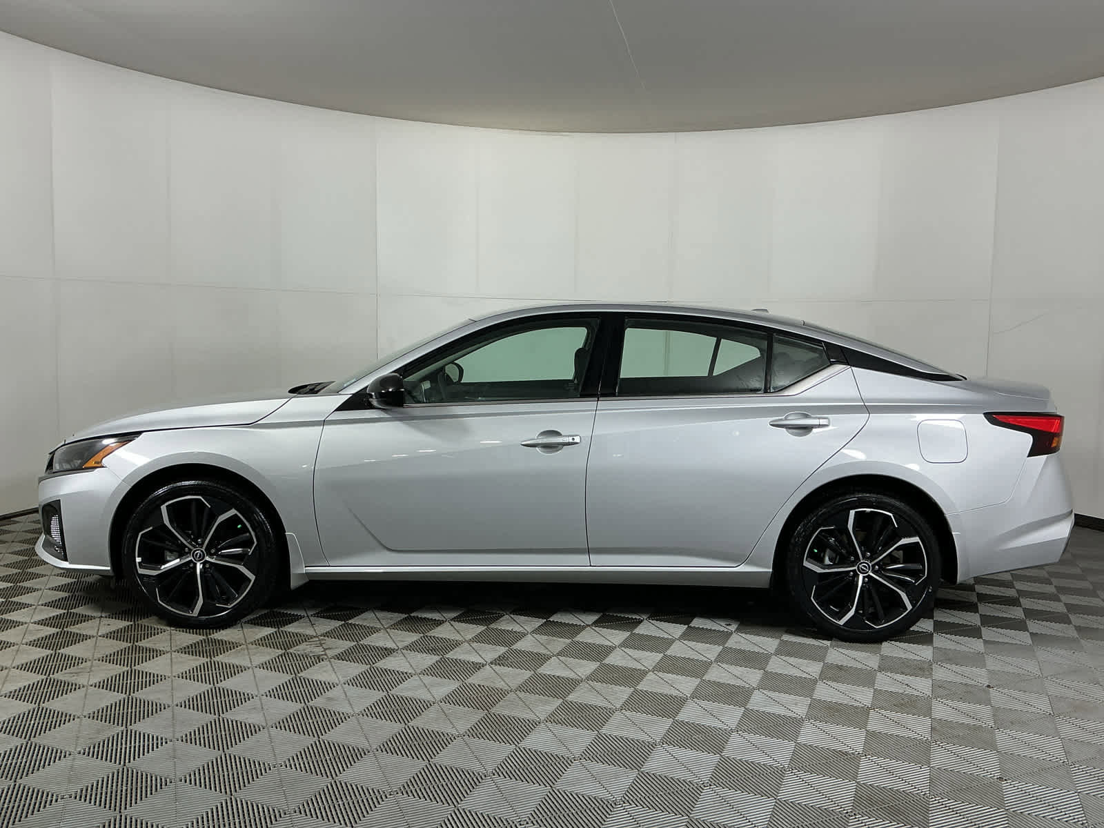 New 2025 Nissan Altima 2.5 SR image 4