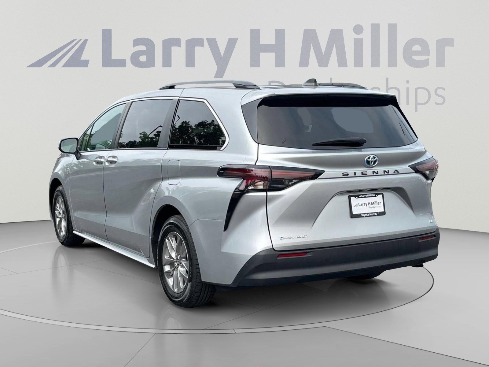Used 2025 Toyota Sienna LE w/ LE Plus Package AWD/4WD image 3