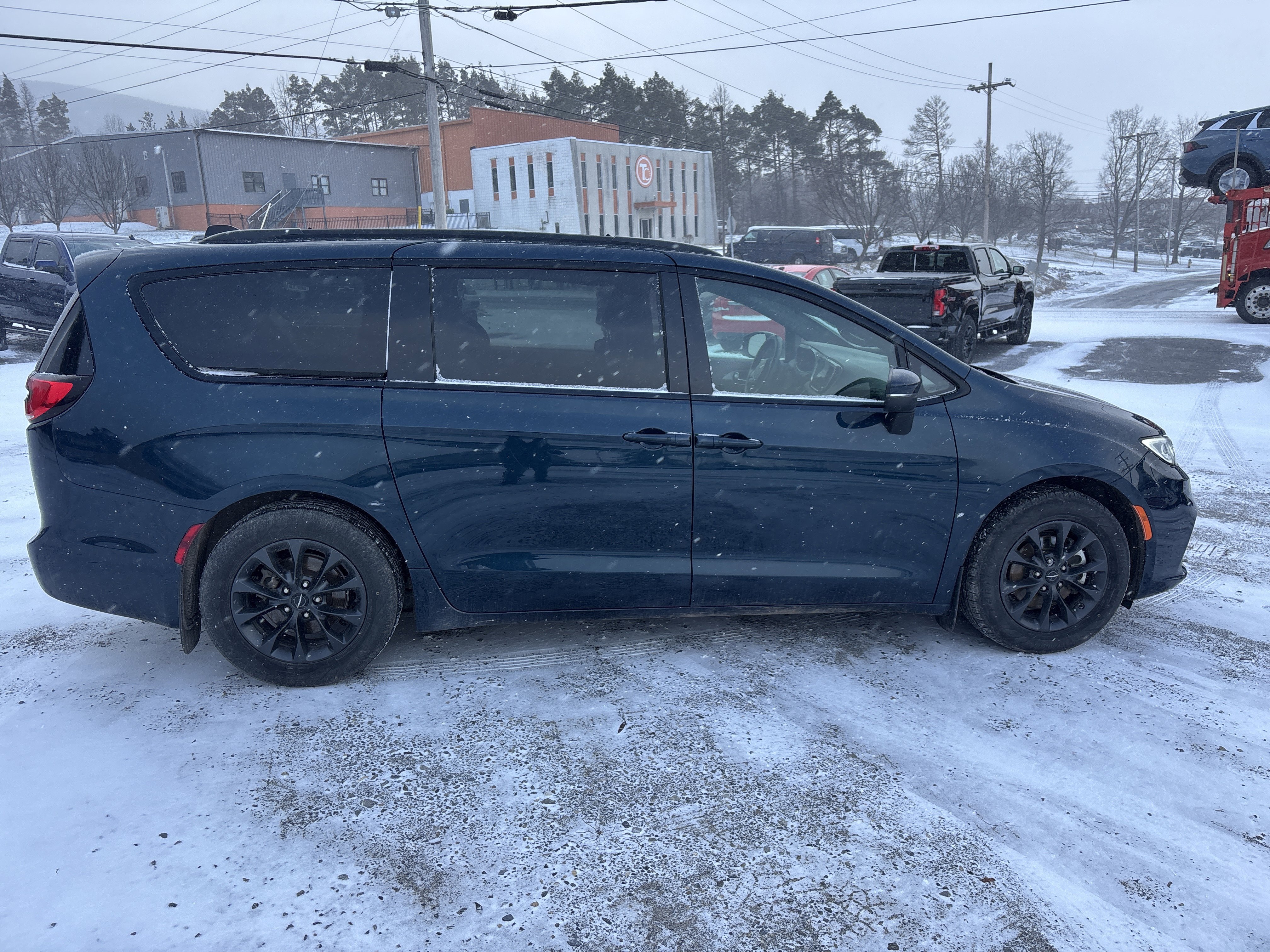 Used 2023 Chrysler Pacifica Touring w/ S Appearance Package image 2