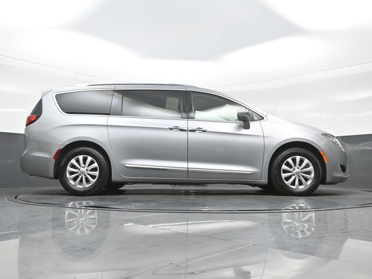 Used 2018 Chrysler Pacifica Touring-L Plus FWD image 34