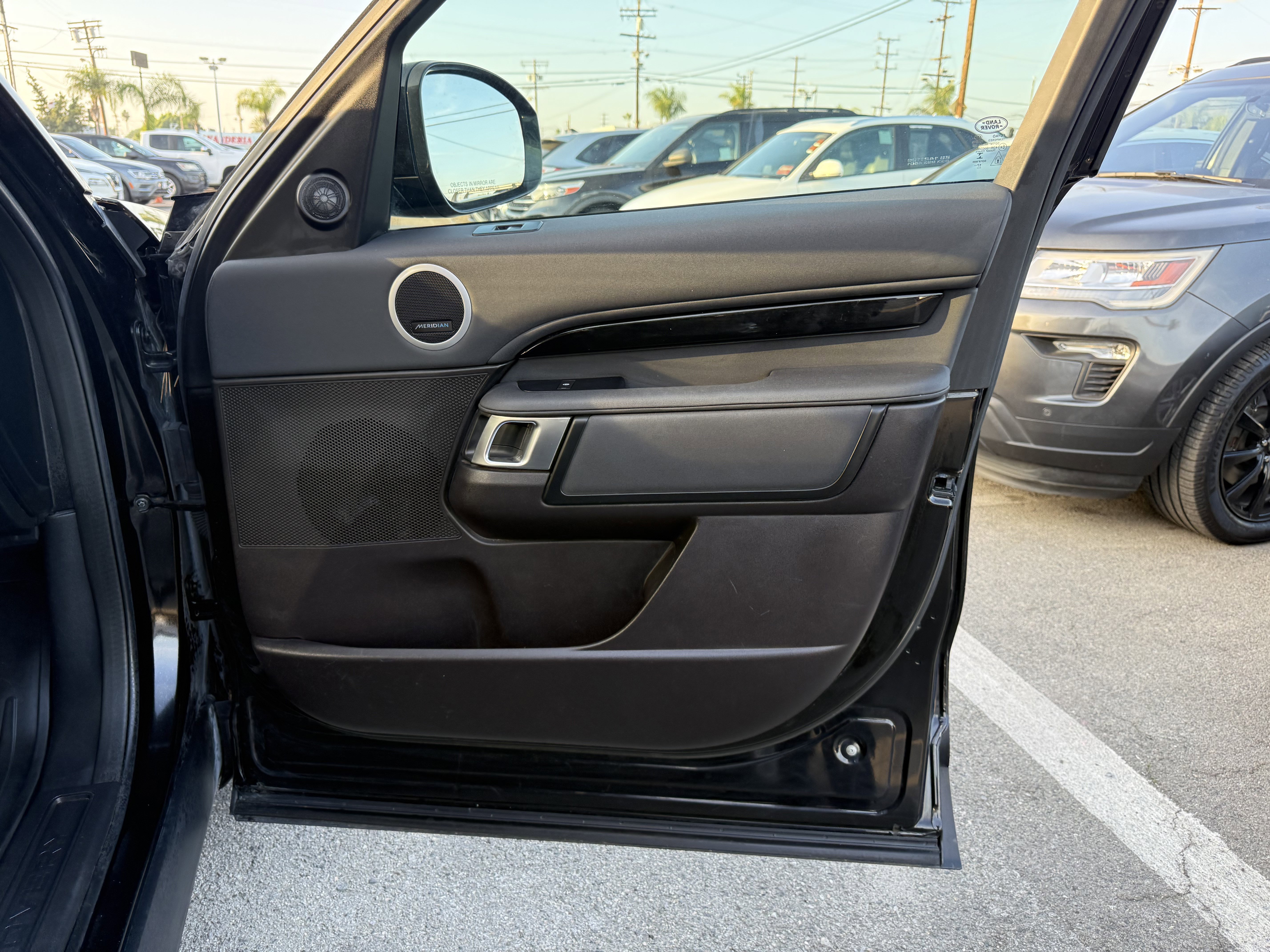 Used 2018 Land Rover Discovery SE image 25