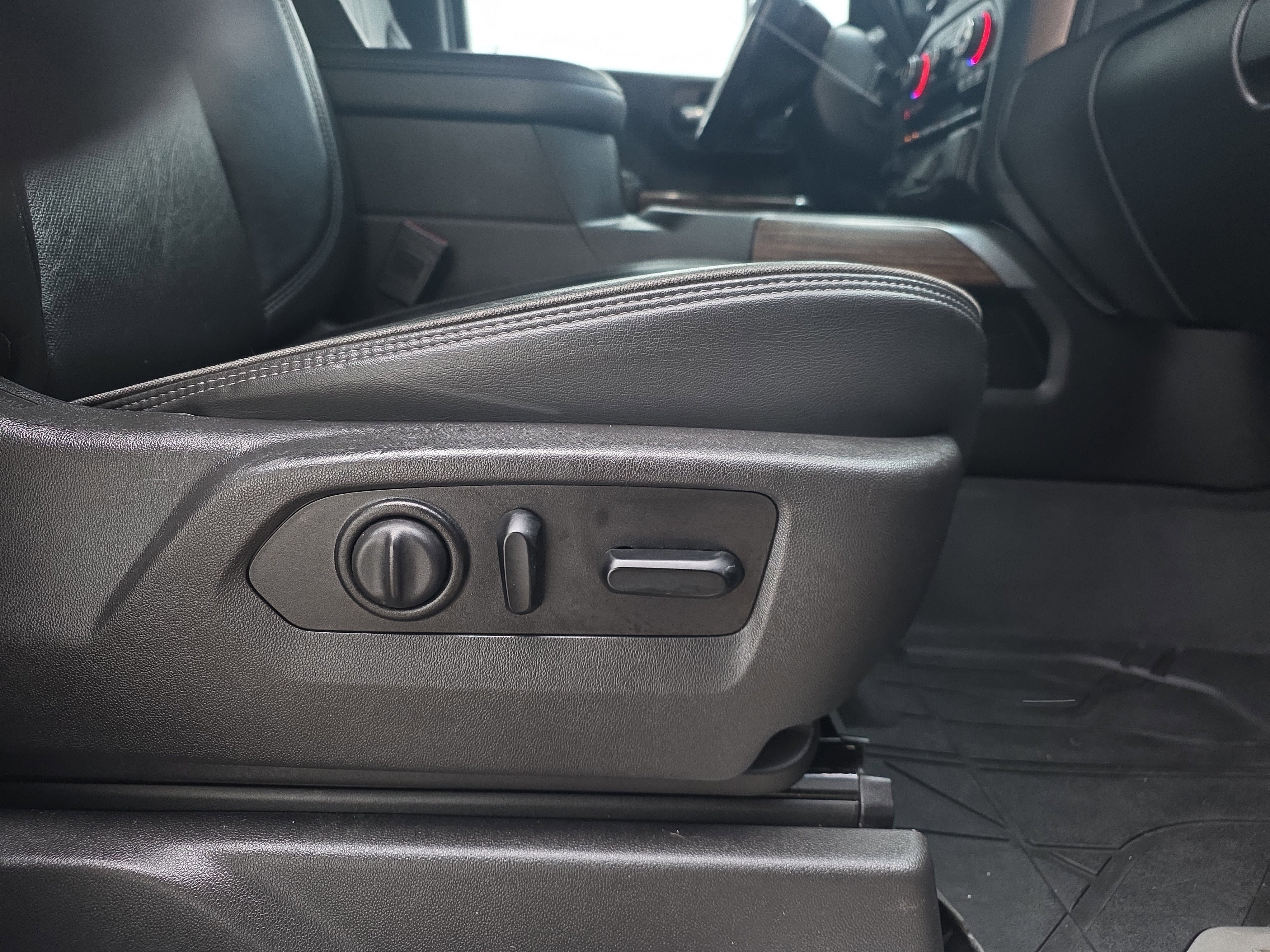 Used 2020 Chevrolet Silverado 1500 High Country w/ Technology Package image 28