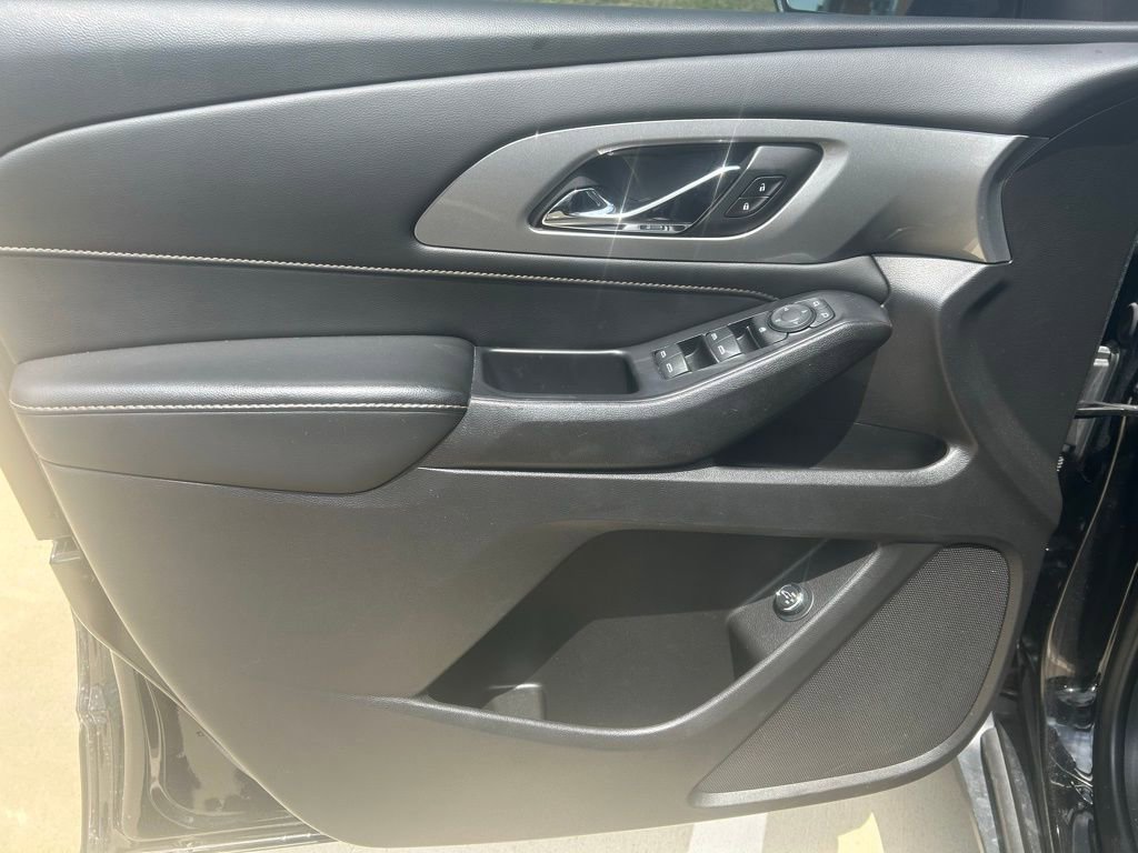 Used 2021 Chevrolet Traverse LT image 3