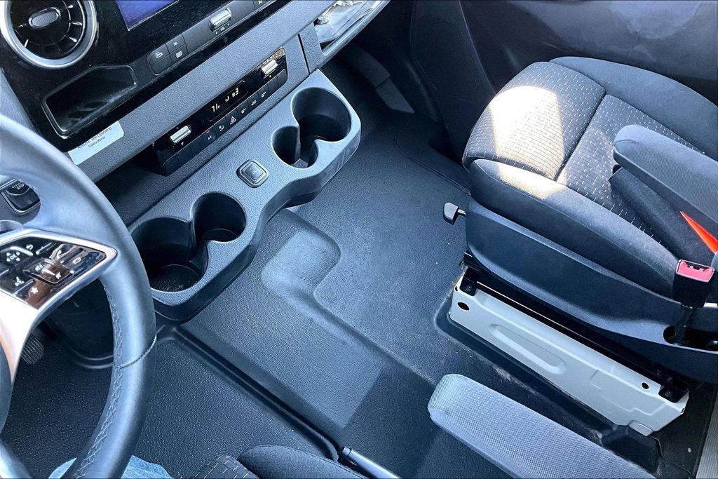 Used 2025 Mercedes-Benz Sprinter 2500 image 11