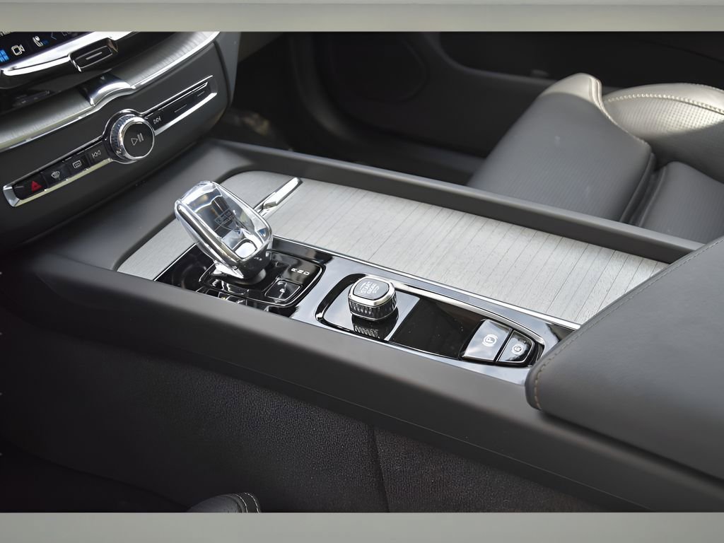 Certified 2025 Volvo XC60 B5 Ultra w/ Protection Package Premier image 36