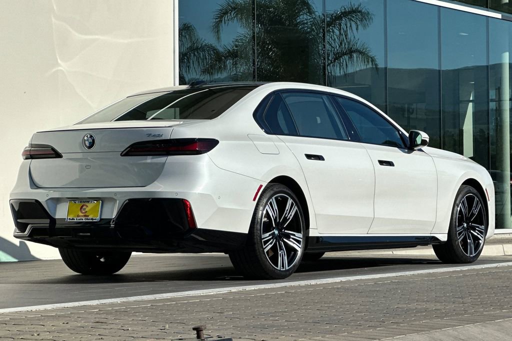 Used 2023 BMW 740i image 3