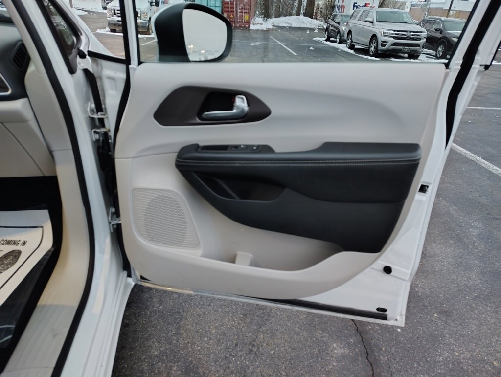 Used 2020 Chrysler Voyager LX image 28