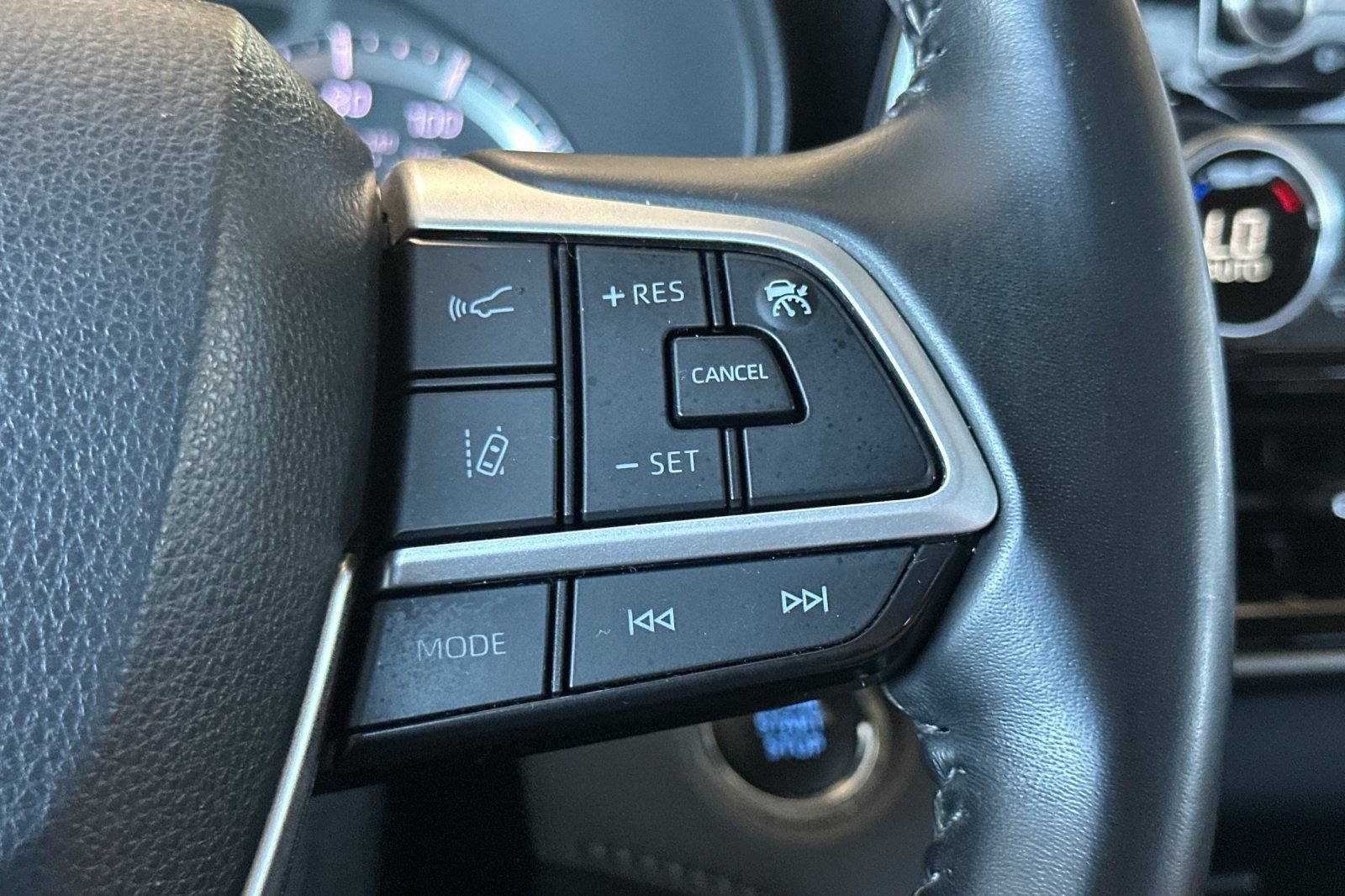 Used 2022 Toyota Highlander LE AWD/4WD image 28