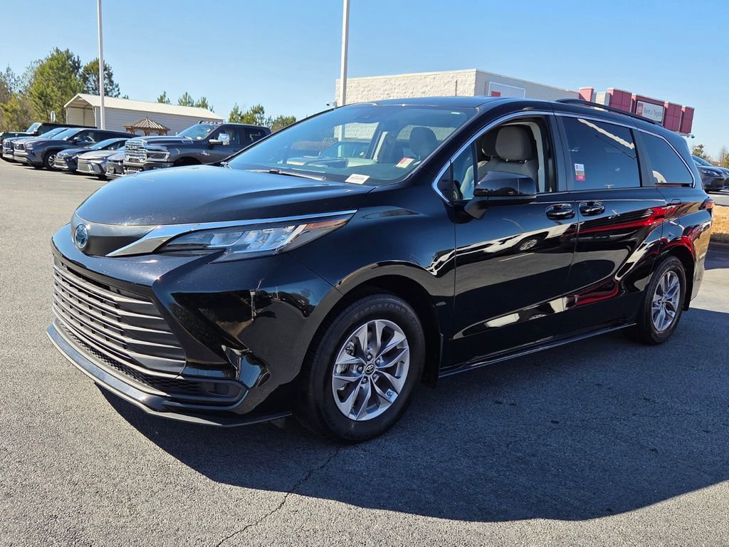 Certified 2023 Toyota Sienna LE AWD/4WD image 3